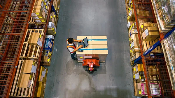 Freight_Warehouse_Worker_Pallet_600x338.jpg